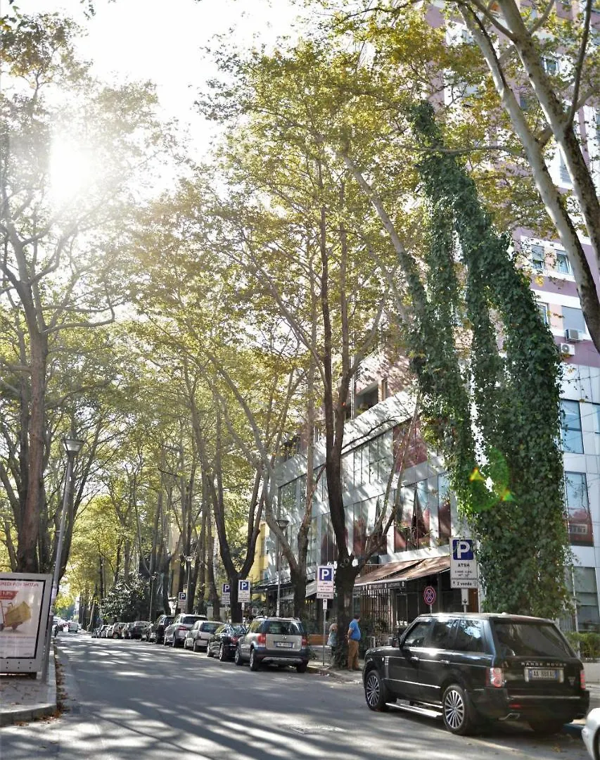 Haris Apartments 티라나