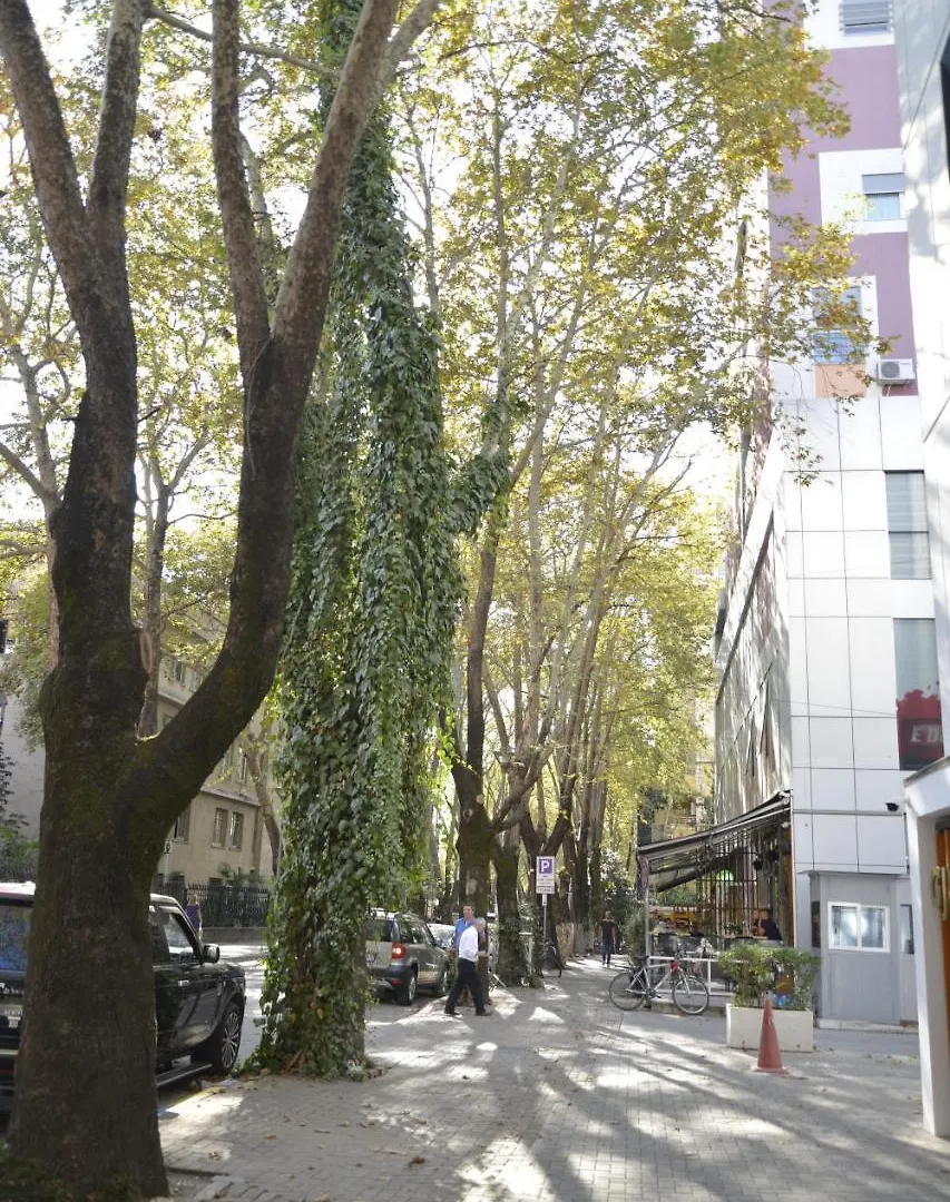 Haris Apartments 티라나